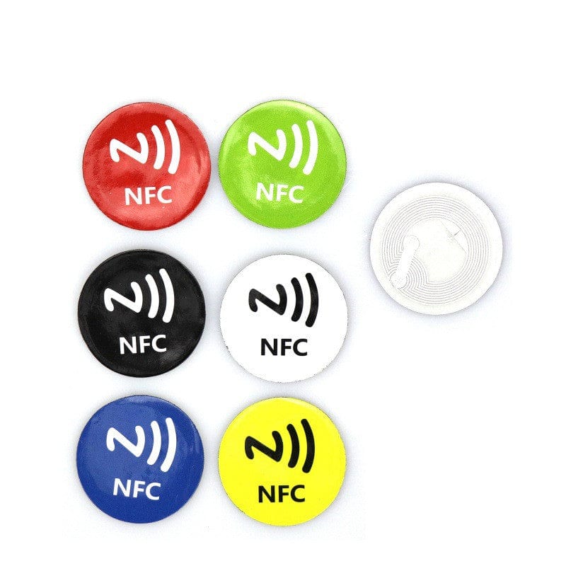 Individueller metallresistenter NFC-Aufkleber auf einer transparenten Oberfläche