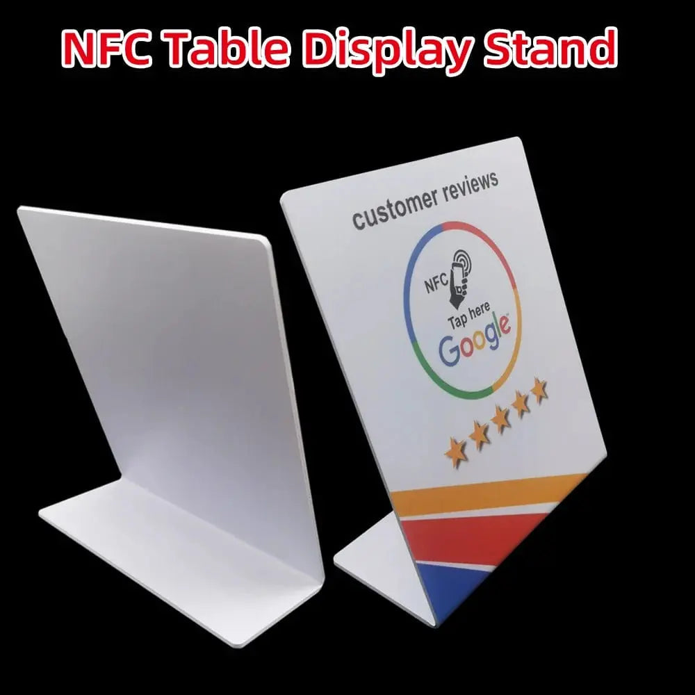 Kunde scannt NFC-Ständer mit Smartphone zur Google-Bewertung