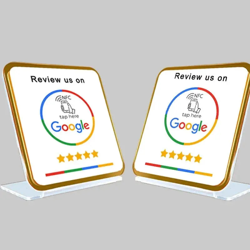 Google-Bewertungsstand mit NFC-Tischständer auf einem Café-Tisch