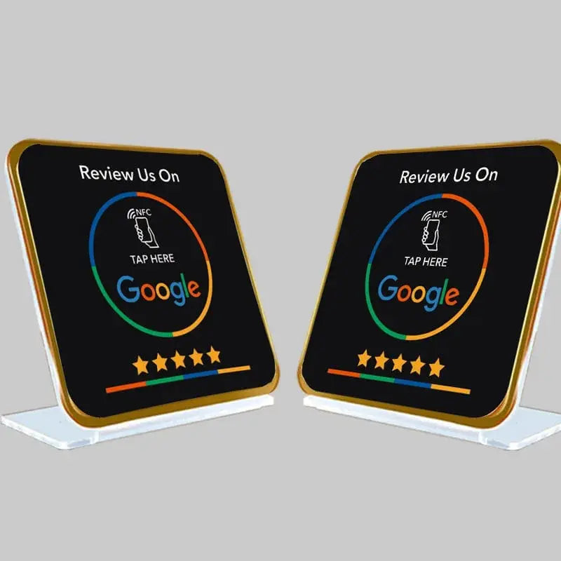 Google-Bewertungsstand auf Empfangstresen mit Smartphone daneben