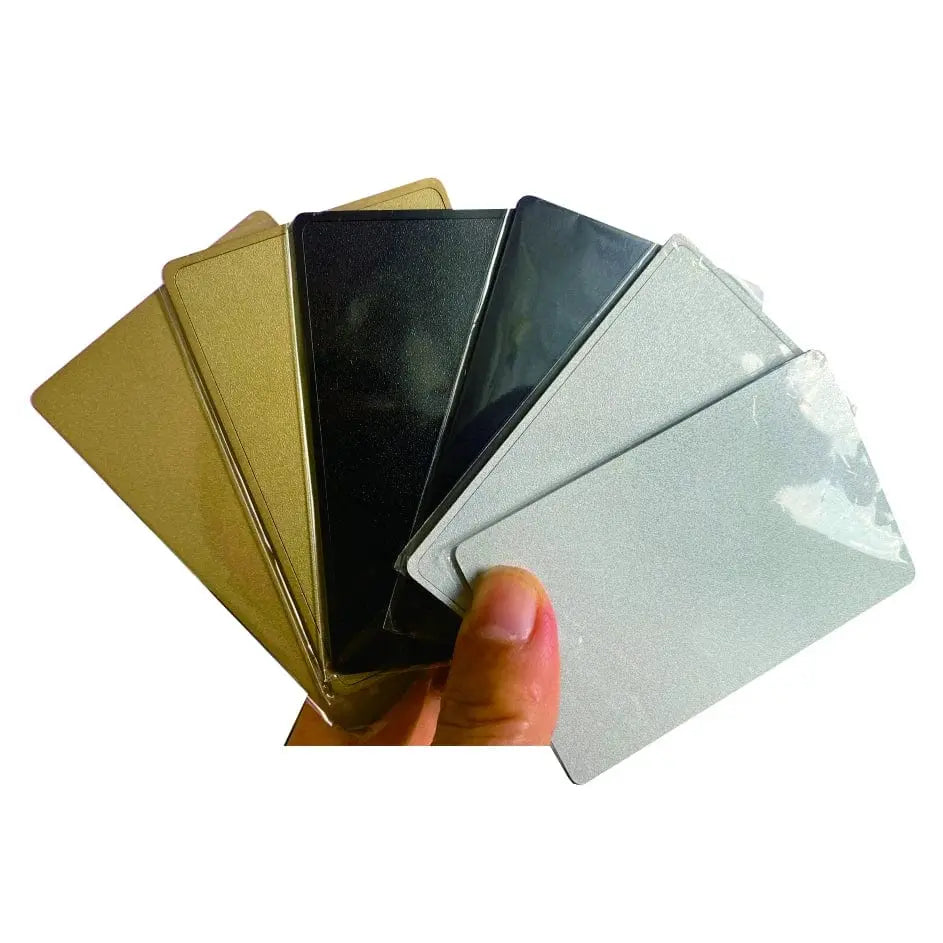 Hand mit fünf Metall-NFC-Karten in Gold, Schwarz und Silber mit glänzender Oberfläche.