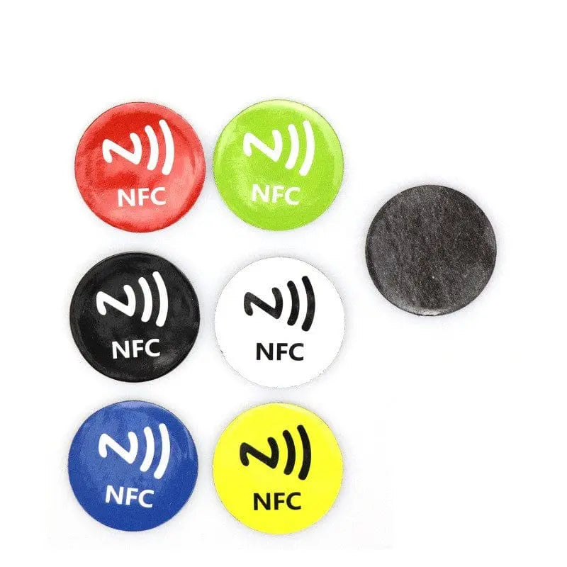 Bunte runde NFC-Aufkleber in Rot, Grün, Schwarz, Weiß, Blau und Gelb mit NFC-Symbol und Schriftzug, einer Rückseite ohne.