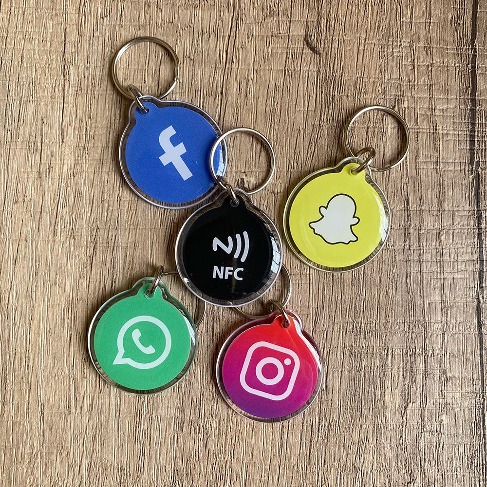 NFC Social Media Schlüsselanhänger – Instagram, WhatsApp & Facebook