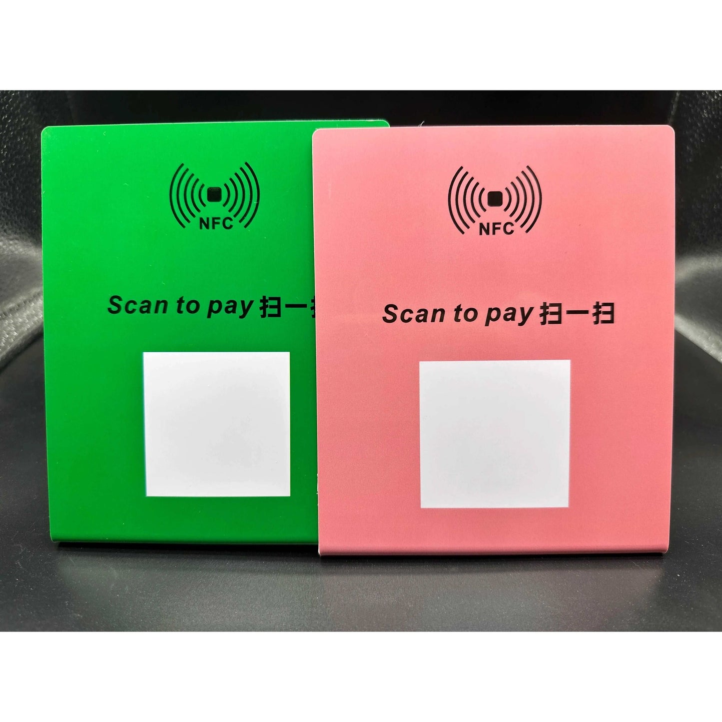 NFC-Tischdisplayständer in einem modernen Geschäftsbereich