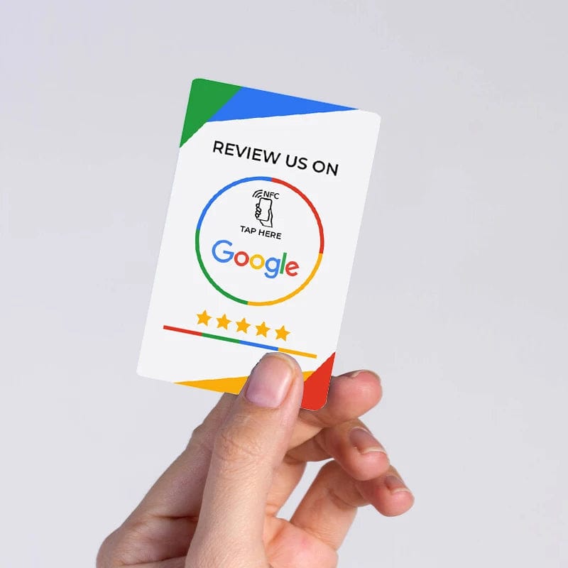 Hand hält NFC Google Bewertungskarte mit 5-Sterne-Design