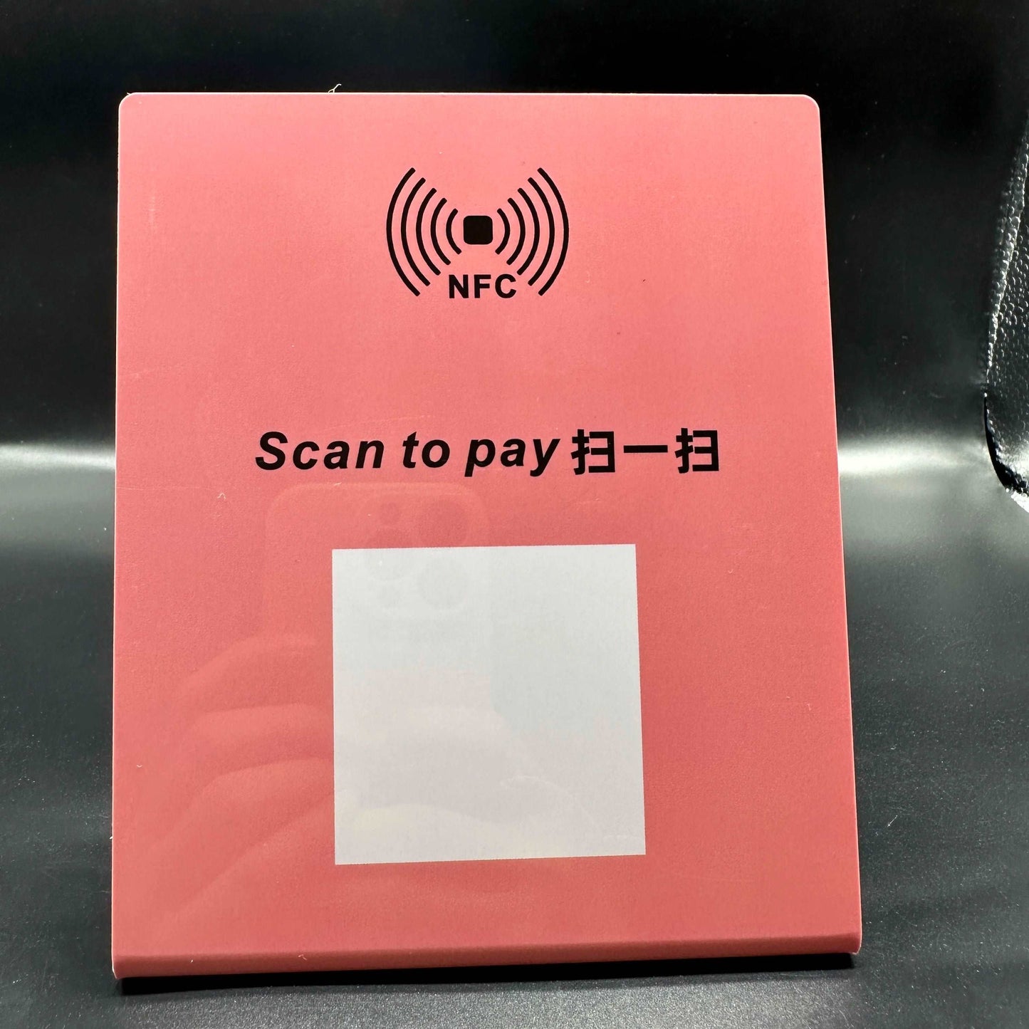 NFC-Tischdisplayständer auf einem Tisch in einem Verkaufsbereich zur Werbung und Interaktivität