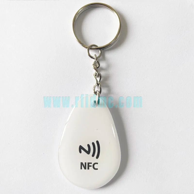 NFC-Schlüsselanhänger aus Epoxidharz, ideal für personalisierte Markenartikel und Geschäftsaktionen.
