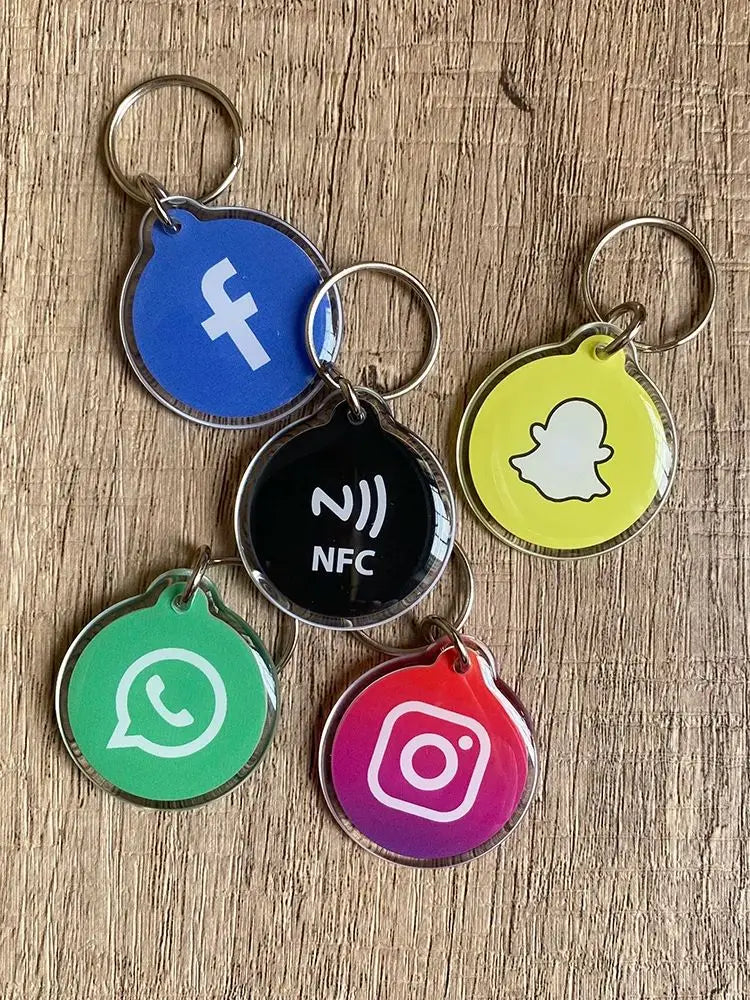 NFC Social Media Schlüsselanhänger – Instagram, WhatsApp & Facebook