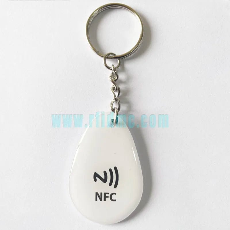 Epoxidharz-Schlüsselanhänger mit integriertem NFC-Tag für moderne Markenwerbung.