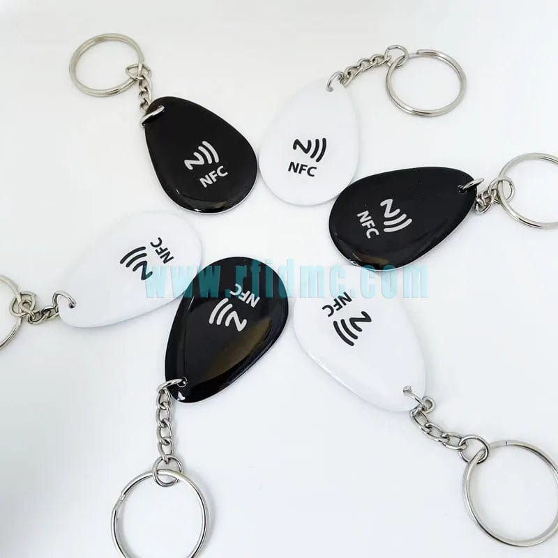 Stilvoller NFC-Schlüsselanhänger aus Epoxidharz mit eingebautem NFC-Tag für einfache Interaktion.