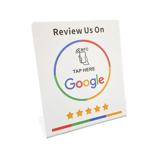 NFC Google Bewertungsständer auf Verkaufstheke für kontaktlose Kundenbewertungen
