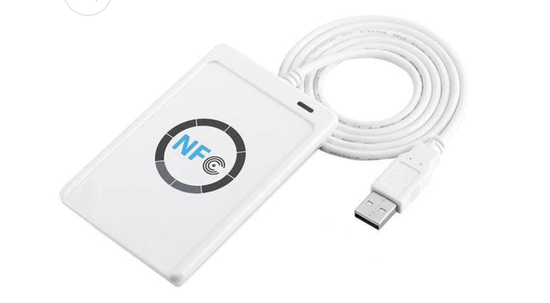 NFC-Lesegerät mit USB-Kabel – zum Auslesen und Programmieren von NFC-Tags und -Geräten, ideal für Desktop-Anwendungen.
