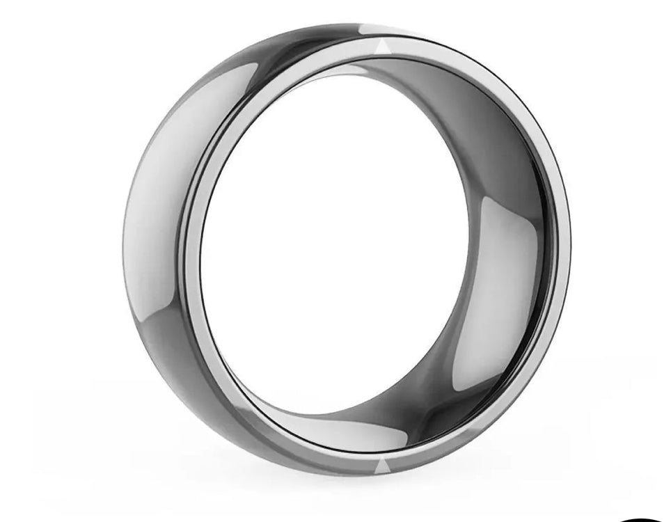 Eleganter NFC-Ring aus glänzendem Metall – smarter Finger-Ring zur kontaktlosen Datenübertragung per Nahfeldkommunikation.