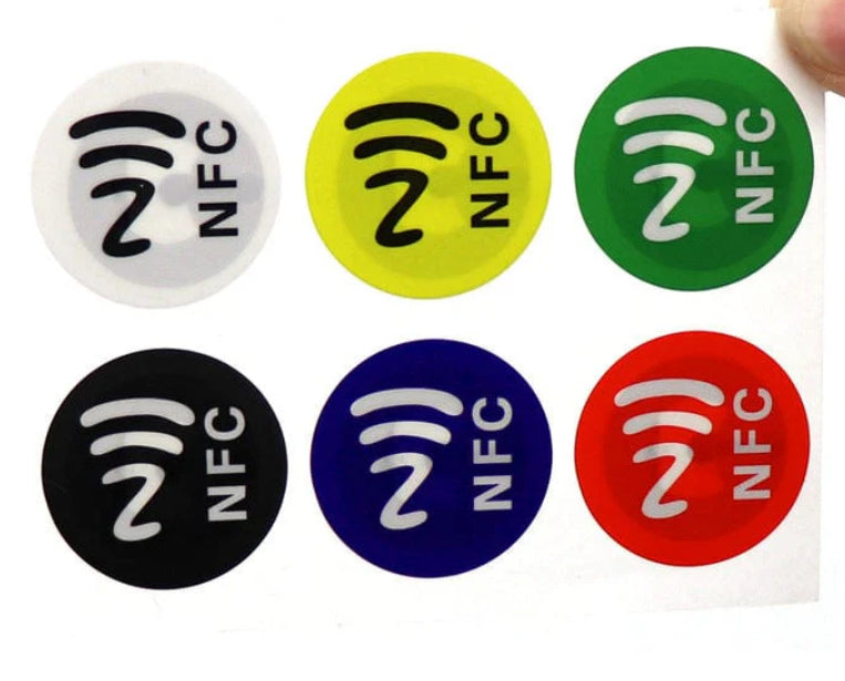 Farbliche NFC-Sticker für Smartphone-Interaktion, Automatisierung und kontaktlose Datenübertragung – in verschiedenen Farben.