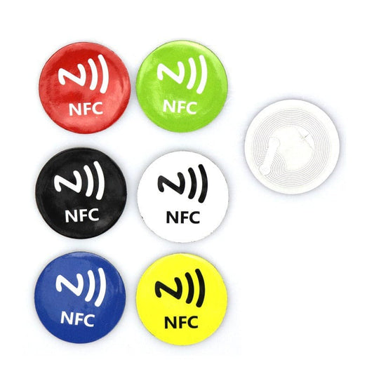 Metallresistenter NFC-Aufkleber auf glattem Untergrund

