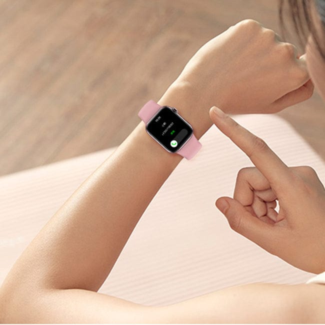 Elegante NFC-Smartwatch aus Edelstahl auf einem Handgelenk mit modernen Funktionen
