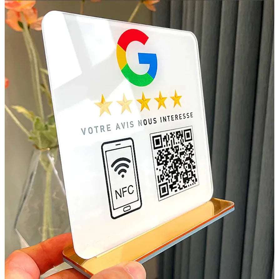 Kunde scannt NFC-Code auf Google-Bewertungsschild im Laden