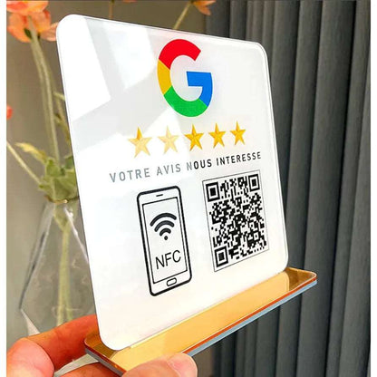Kunde scannt NFC-Code auf Google-Bewertungsschild im Laden