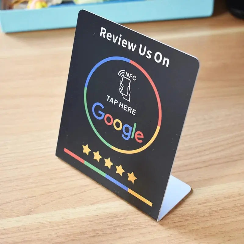 Google-Bewertungskarte im Kartenhalter mit freundlichem Kundenhinweis