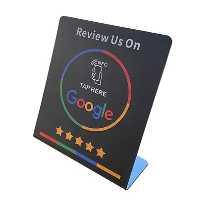 Google-Bewertungskartenständer mit eingelegter NFC-Karte auf Holztisch