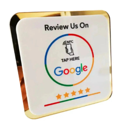 Google-Bewertungsschild mit NFC-Scan-Code auf einem Verkaufstresen