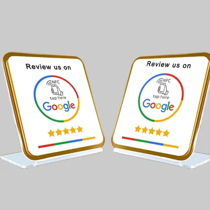 Google-Bewertungsstand mit NFC-Tischständer auf einem Café-Tisch