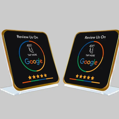 Google-Bewertungsstand auf Empfangstresen mit Smartphone daneben