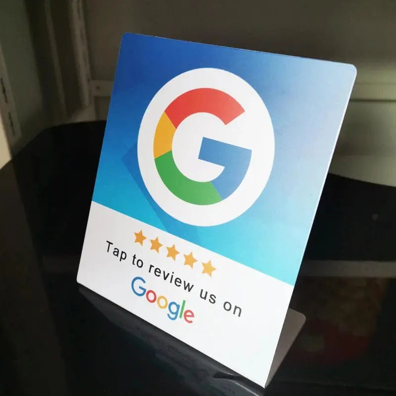 Google-Bewertungs-NFC-Tischständer mit Smartphone daneben für einfache Bewertung