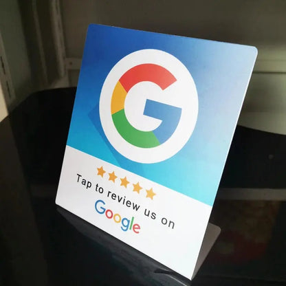 Google-Bewertungs-NFC-Tischständer mit Smartphone daneben für einfache Bewertung