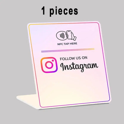 Instagram-Ständer mit Logo für Social Media Interaktionen im Geschäft
