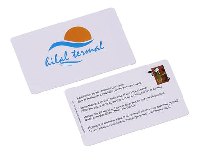 Weiße NFC-Visitenkarte mit integriertem Chip für digitale Kontaktübertragung