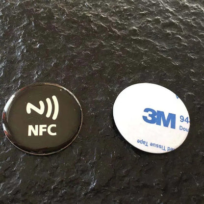 Kundenspezifisch bedruckte NFC Epoxidaufkleber auf einem Tisch im Einsatz
