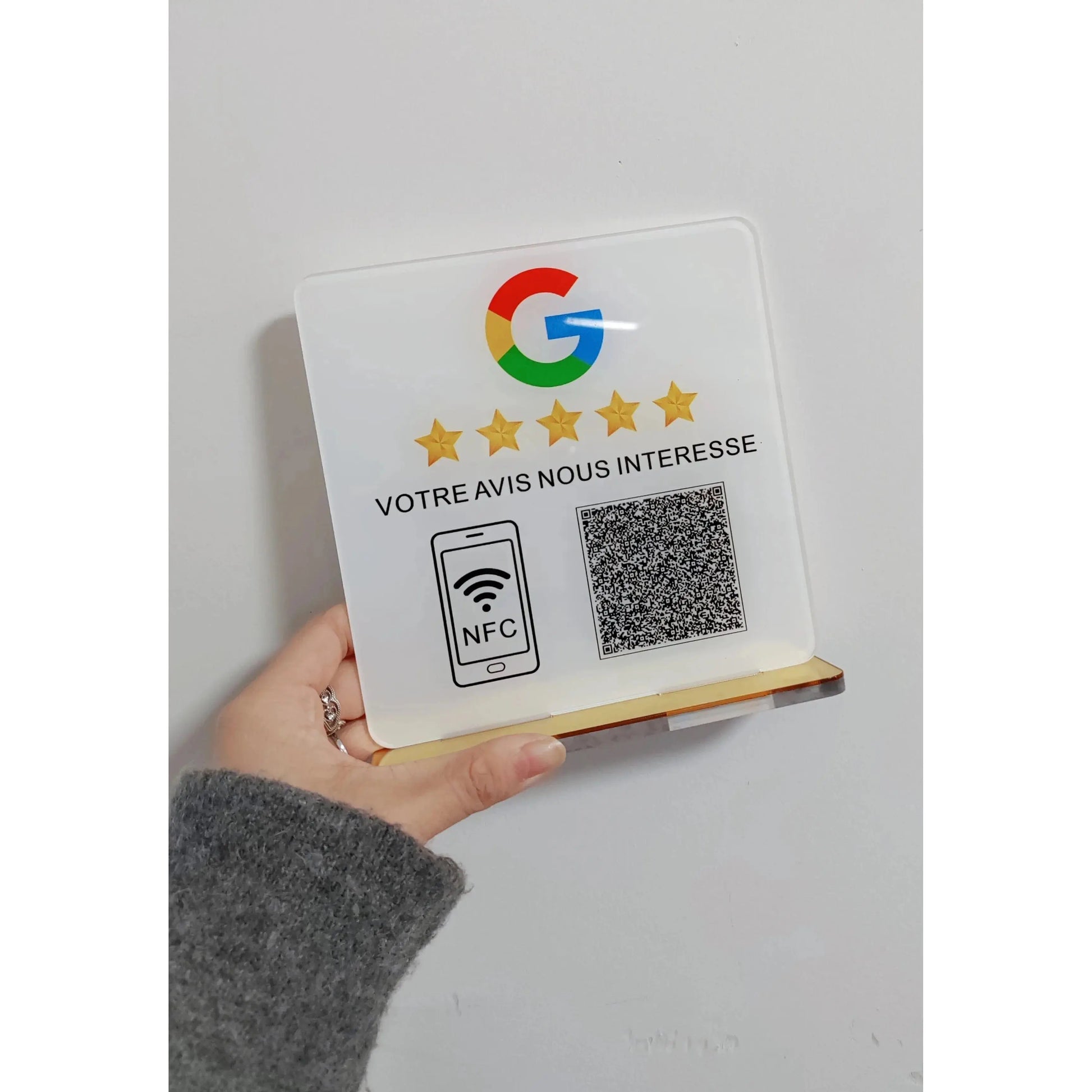Google-Bewertungsschild mit NFC-Code im modernen Geschäftsumfeld