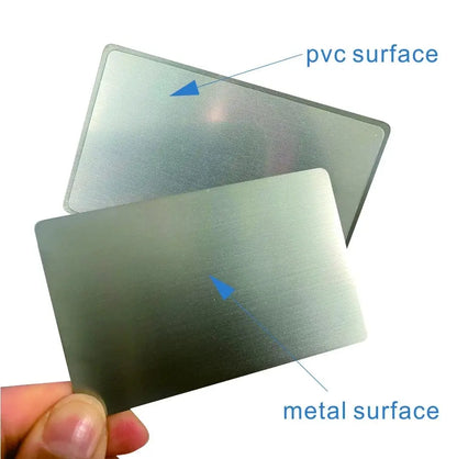 Metallische NFC-Karte mit glänzender Edelstahloberfläche und transparenter PVC-Hülle.