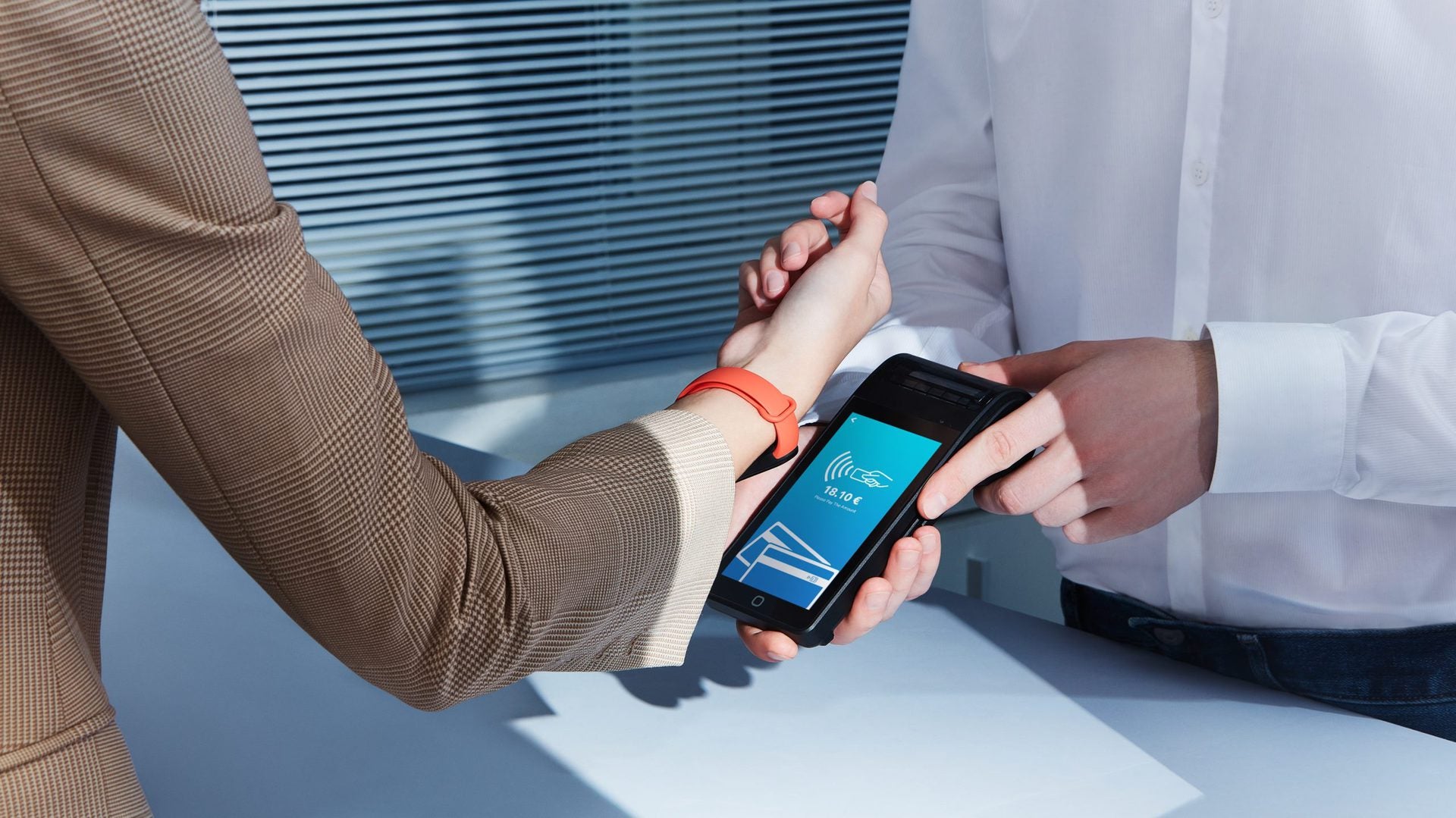 Kontaktloses Bezahlen mit Smartwatch – moderne und sichere Zahlungsabwicklung an einem Kartenterminal