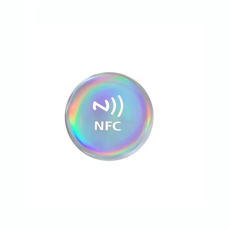 Runder NFC-Aufkleber mit holografischem Regenbogen-Effekt und weißem NFC-Symbol in der Mitte.