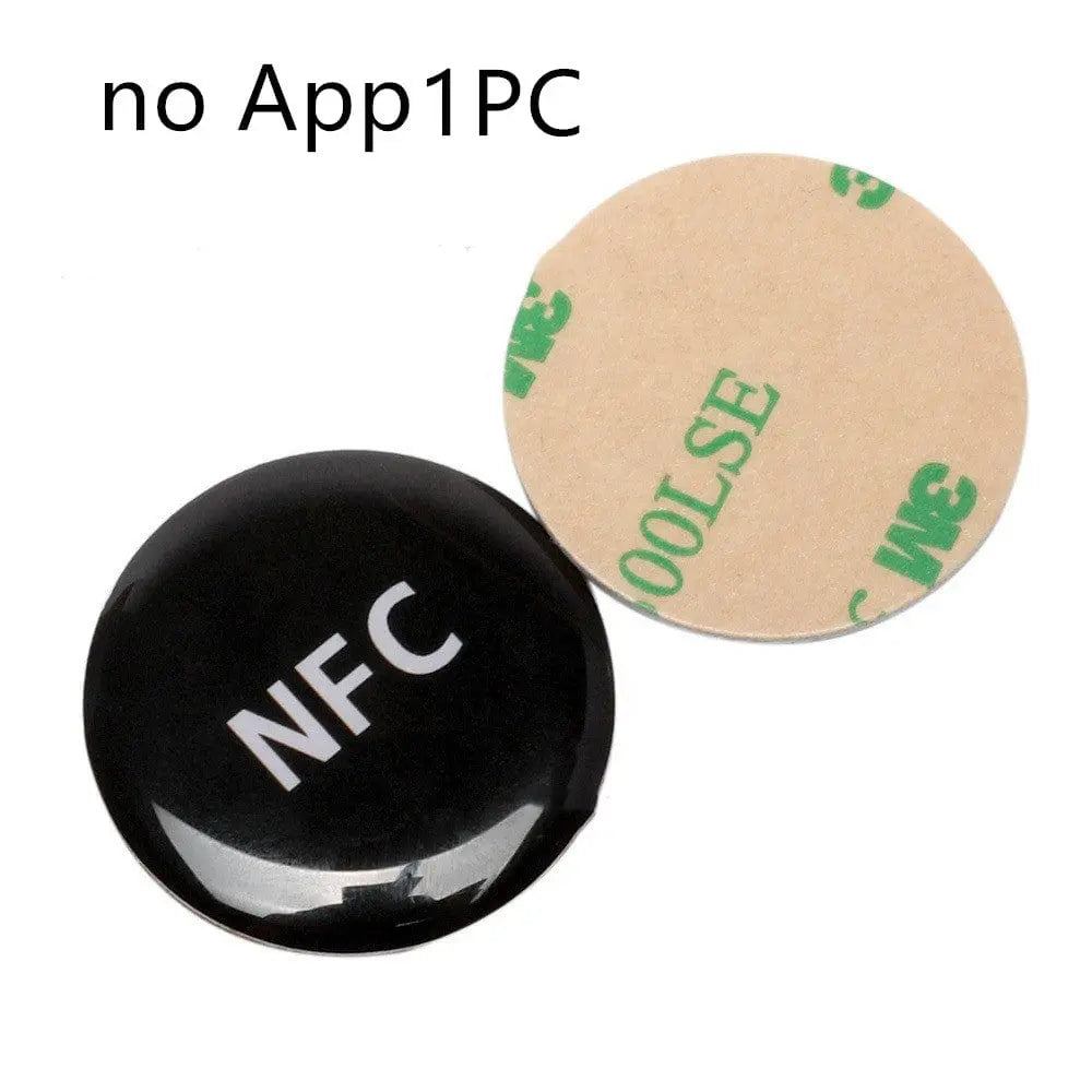 Runder schwarzer NFC-Aufkleber mit weißer NFC-Beschriftung und braunem Kleberückseite.