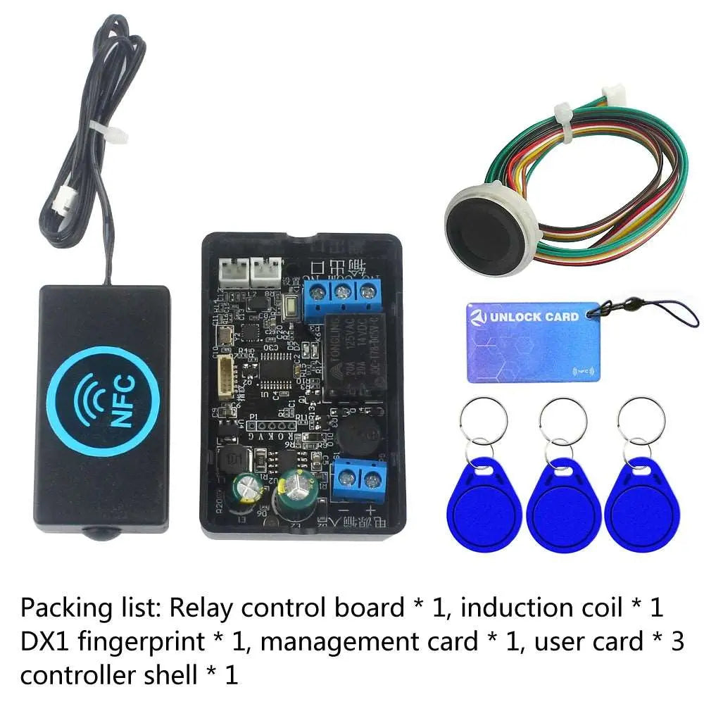 Schwarzes NFC-Steuermodul mit blauem Symbol, Relais-Steuerplatine, Induktionsspule, Schlüsselanhänger und blauen RFID-Karten.