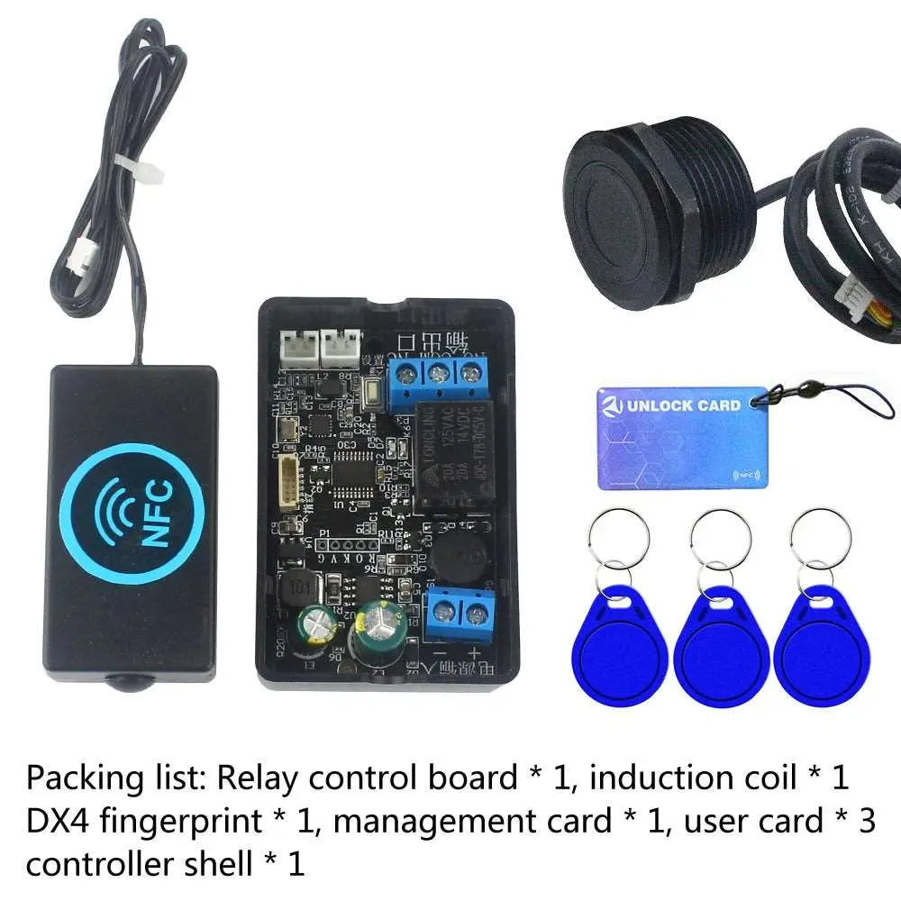 Schwarzes NFC-Steuermodul mit USB-Kabel, schwarze Induktionsspule, blaue RFID-Schlüsselanhänger, blaue RFID-Karten.