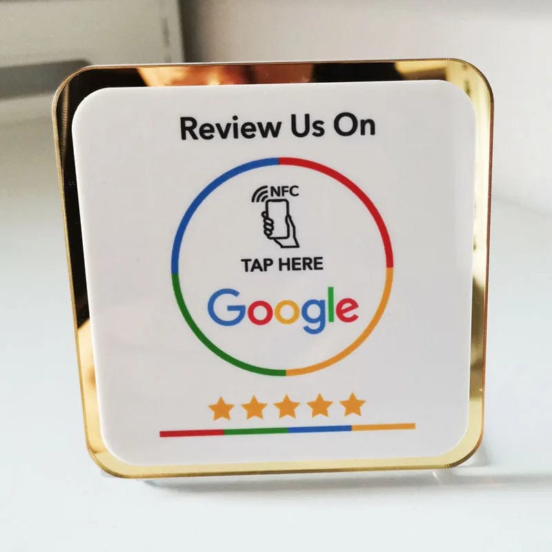 Kunde scannt NFC-Code auf Google-Bewertungsschild mit Smartphone