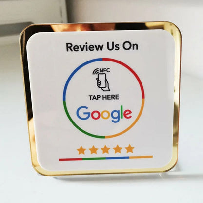 Kunde scannt NFC-Code auf Google-Bewertungsschild mit Smartphone