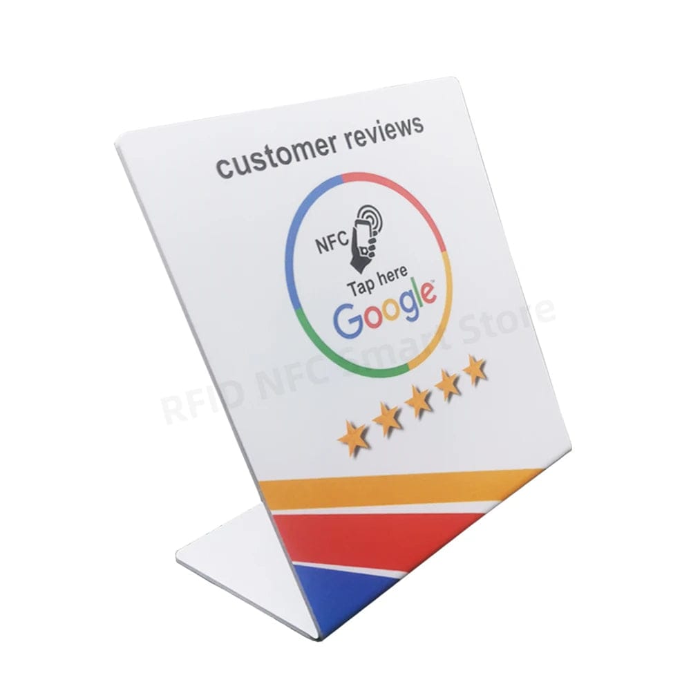 Google-Bewertungs-NFC-Tischständer auf Theke – bereit für Kundenfeedback