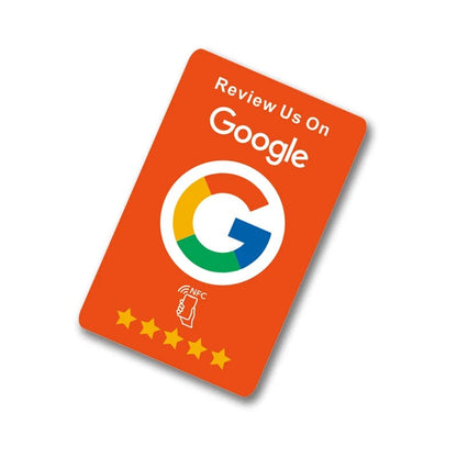 Elegante NFC Google-Bewertungskarten in einem Geschäft für die Förderung von Kundenfeedback
