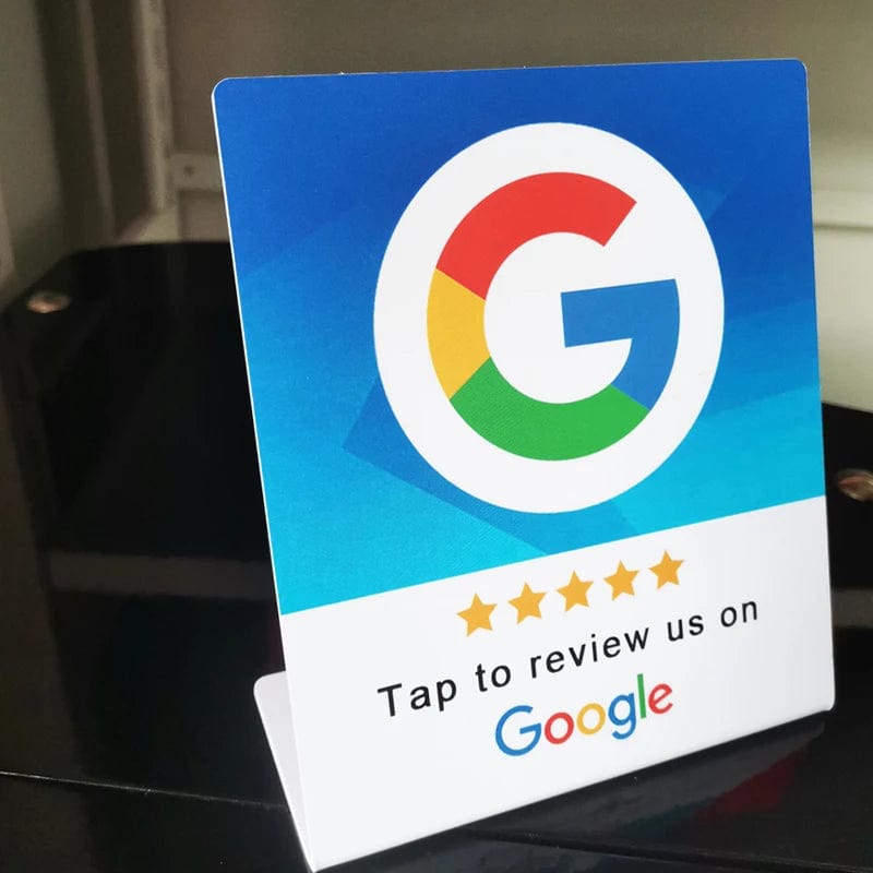 Nahaufnahme des großen Google-Bewertungs-NFC-Tischständers auf einem Tisch