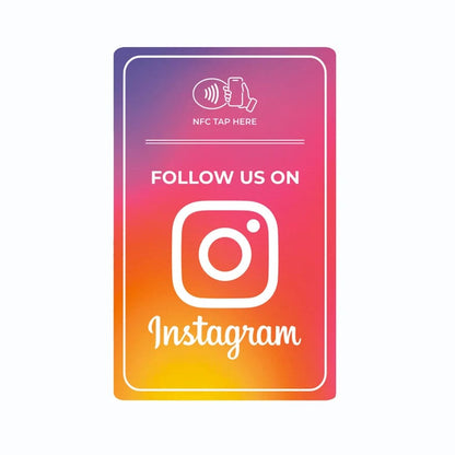 Kunde scannt NFC Karte und folgt einem Instagram-Profil eines Unternehmens