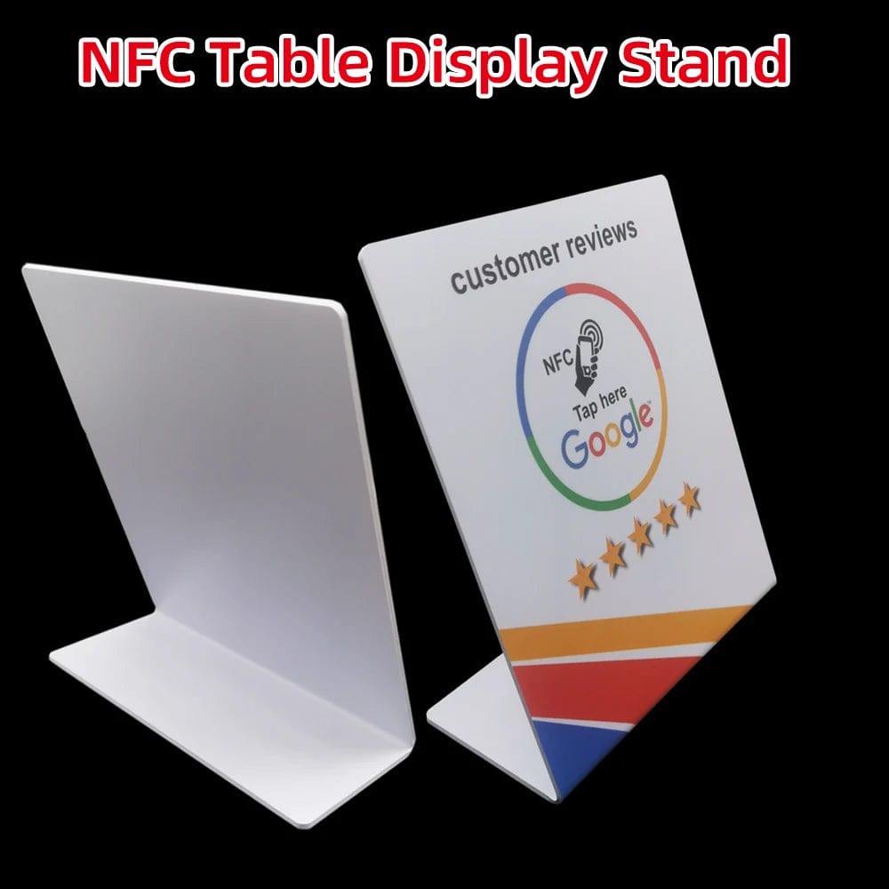 Kunde scannt NFC-Ständer mit Smartphone zur Google-Bewertung