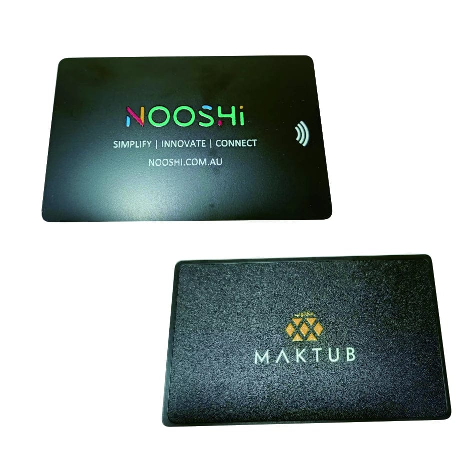 Nahaufnahme einer kundenspezifischen Metallkarte mit NFC-Integration