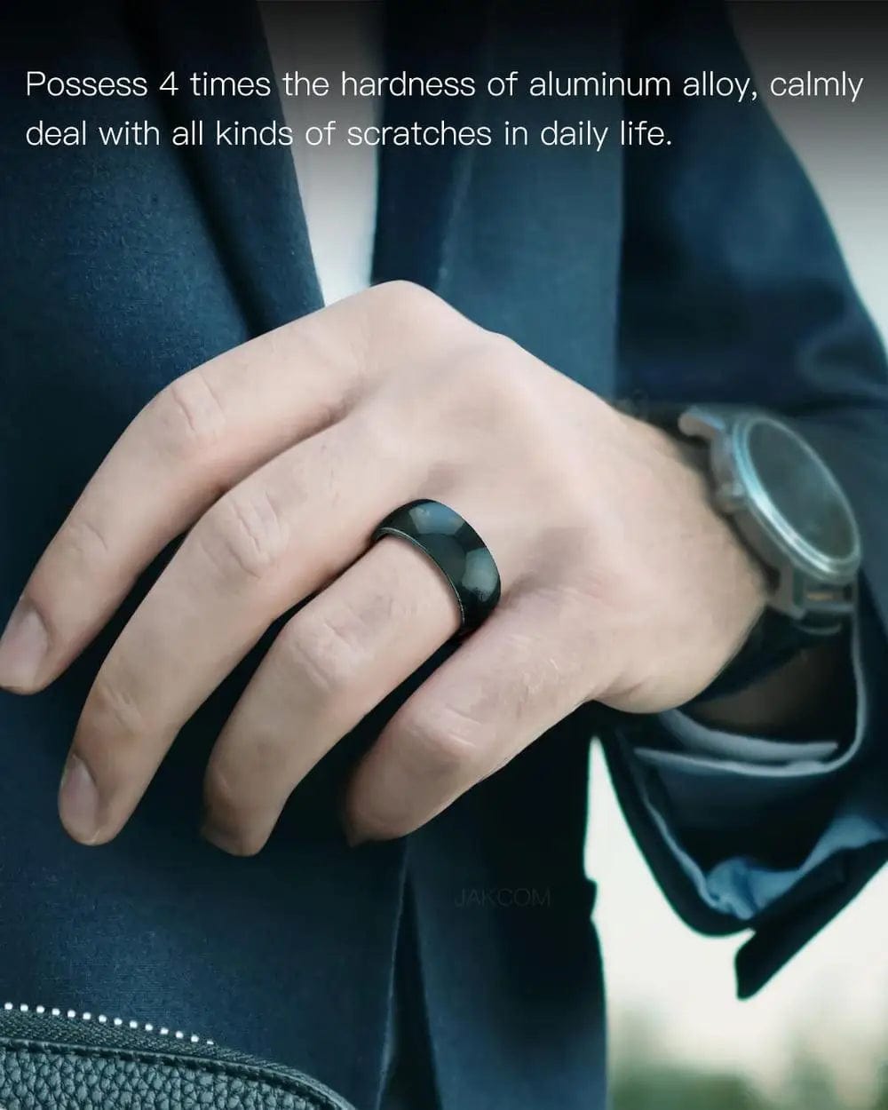 R4 Smart Ring NFC mit Social Media Integration auf einem Finger
