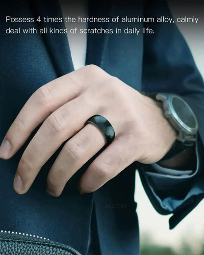 R4 Smart Ring NFC mit Social Media Integration auf einem Finger

