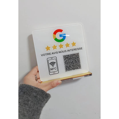 Google-Bewertungsschild mit NFC-Code im modernen Geschäftsumfeld